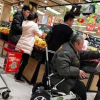 Fan sửng sốt vì đại ca phim võ thuật Hồng Kim Bảo tiều tụy khi đi siêu thị