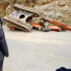 Máy xúc rơi từ thùng xe tải đè chết người đi đường ở Thanh Hóa