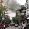 Cháy lớn căn nhà trên phố Bát Đàn, người dân hoảng sợ chạy ra đường
