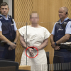 Rợn người với nụ cười và cử chỉ ngạo mạn của nghi phạm xả súng New Zealand trước tòa