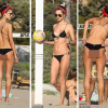 Alessandra Ambrosio diện bikini ‘siêu nhỏ’ chơi bóng chuyền trên bãi biển