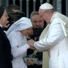 Giáo hoàng từ chối cho con chiên hôn nhẫn vì lo ngại về vệ sinh