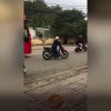 Video: Bất chấp nguy hiểm, nữ \'ninja\' đứng giữa đường nghe điện thoại