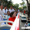 Du khách hào hứng trải nghiệm Hà Nội bằng xe buýt 2 tầng mui trần