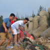 Ca sĩ Tuấn Hưng cùng hàng trăm du khách tham gia nhặt rác ở Lý Sơn