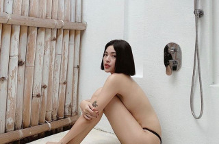 Khoe ảnh bán nude, Tú Hảo khiến dân mạng tranh cãi