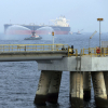 Tàu chở dầu Ả Rập Saudi bị phá hoại, nguồn cung dầu mỏ bị đe dọa