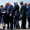 Phó thống đốc Mỹ mang tất in hình Trump khi đón Tổng thống