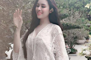 Thư Dung gây tranh cãi khi diện đồ ren xuyên thấu phản cảm lên chùa