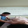 Thầy lang vô tư sờ bóp ngực nữ bệnh nhân trong lúc bấm huyệt chữa bệnh