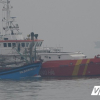 Cứu sống 5 ngư dân bị tàu lạ đâm chìm trên biển Nha Trang