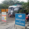 Đường hỏng và ô nhiễm, dân Đà Nẵng mang biển hiệu ra chặn xe tải
