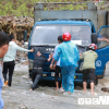 Ảnh: Sạt lở kinh hoàng ở Lào Cai, dân gồng mình đẩy ô tô trong dòng nước lũ