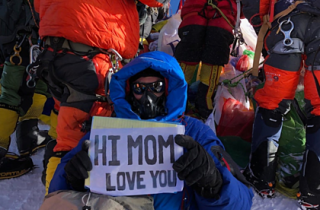 Phượt thủ bám nhau, nhích từng chút lên nóc nhà thế giới Everest