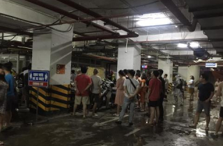 Người dân hoảng sợ chạy khỏi chung cư cao cấp trong đêm