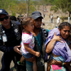 Mexico siết chặt kiểm soát người di cư sau khi Trump dọa áp thuế