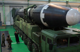 Ông Kim Jong-un xuất hiện tại nhà máy chế tạo bệ phóng tên lửa