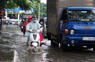 ‘Phố nhà giàu’ Thảo Điền lại ngập như sông sau cơn mưa lớn đầu tuần