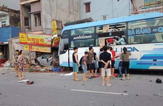Xe giường nằm đâm sập nhà ven đường