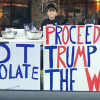 Em bé Mỹ bán chocolate lấy tiền ủng hộ Trump xây tường biên giới