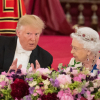 Trump phá vỡ nghi thức hoàng gia khi chạm vào lưng Nữ hoàng Anh