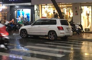 Nhóm người đi ôtô Mercedes bị vây đánh ở Sài Gòn