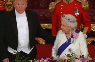 Tổng thống Donald Trump vi phạm nghi thức Hoàng gia Anh