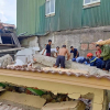 Nhà đang phá dỡ bất ngờ đổ sập, ít nhất một người bị vùi lấp ở Hà Tĩnh