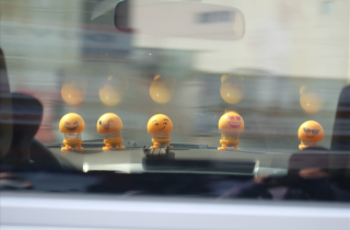 Thú nhún Emoji, có phải là thủ phạm gây tai nạn giao thông?