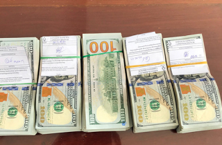 Người phụ nữ lén mang 50.000 USD từ Campuchia vào An Giang