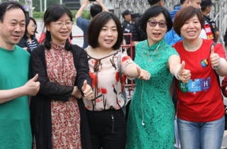 Mặc trang phục may mắn, phụ huynh Trung Quốc mong con thi tốt