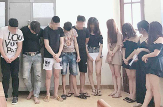 Cảnh sát đột kích quán karaoke ở Bắc Ninh phát hiện gần 20 nam, nữ 'bay lắc'