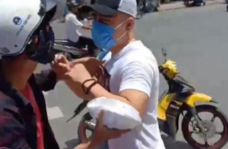 Diễn viên Lê Dương Bảo Lâm bị đánh khi phát cơm từ thiện: 