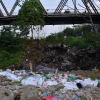 Bãi rác thải dưới chân cầu Long Biên: Chính quyền địa phương bất lực?