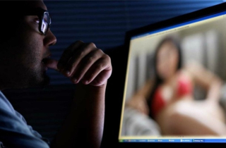 Chồng thờ ơ chuyện gối chăn với vợ vì mải mê chat sex với gái lạ