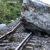 3 tảng đá trăm tấn đổ ập, đường sắt tê liệt 1 giờ
