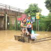 Những khoảnh khắc cười ra nước mắt ngày Hà Nội ngập lụt