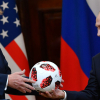 Điều bất ngờ bên trong quả bóng ông Putin tặng ông Trump tại thượng đỉnh Nga-Mỹ