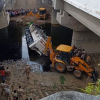 Xe buýt Ấn Độ rơi xuống kênh, 29 người thiệt mạng