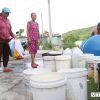 Thiếu nước trầm trọng, dân xã đảo ở Quảng Nam mang thùng vượt hàng cây số hứng nước suối trong đêm