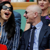 Tỷ phú Jeff Bezos hôn bạn gái trên khán đài Wimbledon