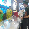 Cảnh sát kiểm tra cửa hàng phục vụ ‘tour 0 đồng’ ở Quảng Ninh