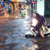 Nhiều tuyến phố Hà Nội ngập sâu, ùn tắc vì mưa lớn