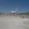 Máy bay sượt qua đầu đám đông khi hạ cánh ở đảo Hy Lạp