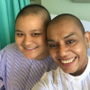 Giảng viên Malaysia cạo trọc đầu động viên sinh viên bị ung thư