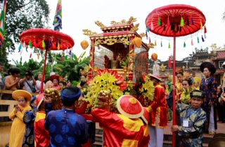 Người dân hóa trang thành tiên cô, thánh bà tham gia lễ rước