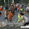 Ngập lụt lịch sử ở Hà Nội, dân đổ xô ra tỉnh lộ bơi giải nhiệt