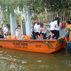 Học sinh Hà Nội leo cây, trèo nóc nhà đi học ngày lũ