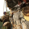 Đu thang dây trên vách núi 3.000m săn mật ong rừng