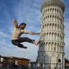 Muôn kiểu tạo dáng với tháp nghiêng Pisa